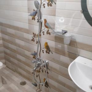乌提HAVEN COTTAGE的浴室设有淋浴帘,有鸟在里面