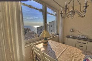 萨斯尼茨Villa Seeblick - Apartment 309的用餐室设有海景大窗户