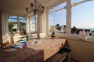 萨斯尼茨Villa Seeblick - Apartment 309的一间带桌子的卧室,享有海景