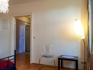 克劳斯多夫Apartment Klausdorf的一间带椅子、一盏灯和一张桌子的房间