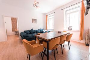 乌尔姆unique Cityresidenz nähe Münster - WE01的客厅配有桌椅和沙发