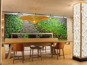 迪拜宜必思世贸中心酒店的一间拥有大型绿色墙壁的用餐室