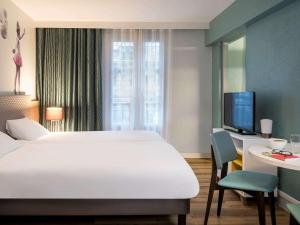 巴黎巴黎蒙马特爱达格公寓式酒店的酒店客房设有两张床和电视。