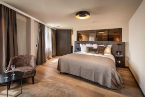 克诺克－海斯特布里塔尼亚酒店的配有一张床和一把椅子的酒店客房