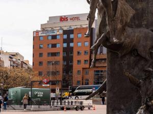 马德里马德里拉斯本塔斯宜必思酒店的骑在城市里骑马的人的雕像