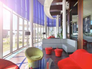 Banjarbaru班甲玛辛诺富特机场的大堂配有沙发、椅子和窗户。