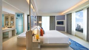 芭堤雅市中心芭堤雅阿玛瑞度假酒店的一间带大床的卧室和一间浴室