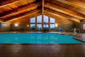 欧克莱尔欧克莱尔温德姆阿美瑞辛酒店的一座带木制天花板的建筑中的游泳池