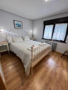 NavaCasa Boni y Florina的卧室配有白色的床,铺有木地板
