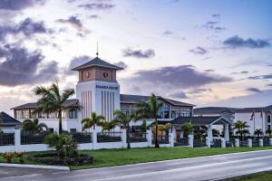 Ramada by Wyndham St Kitts Resort的一座白色的大建筑,设有钟楼