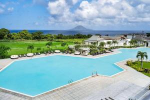 Ramada by Wyndham St Kitts Resort的享有度假村游泳池的顶部景致