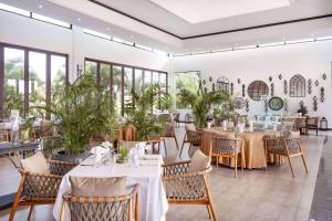 Ramada by Wyndham St Kitts Resort的餐厅设有桌椅和窗户。