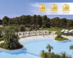 乌真托Vivosa Apulia Resort的大型游泳池配有白色的桌椅