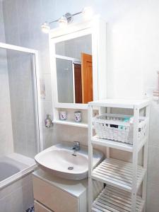Las ErasBonita casa cerca de la playa - Chalet Eras Costeras的白色的浴室设有水槽和镜子