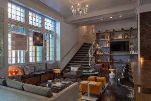 达拉斯达拉斯斯通雷利艾美酒店的带沙发和楼梯的客厅