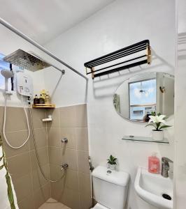 巴科洛德Two-Bedroom Townhouse Camella Bacolod South的带淋浴、卫生间和盥洗盆的浴室