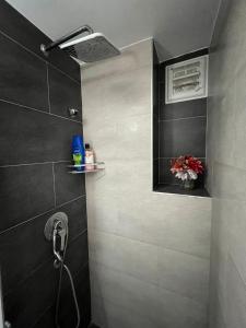 伊兹密尔Urla Marin otel的带淋浴喷头的浴室