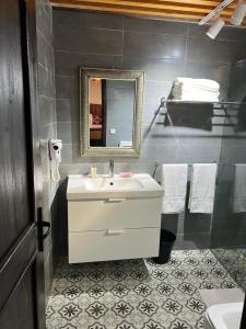 拉巴特Dar Mounia的一间带水槽和镜子的浴室