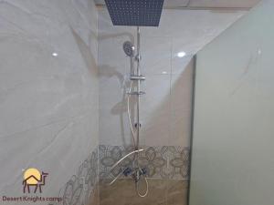 瓦迪拉姆Desert Knights camp的浴室内配有淋浴和头顶淋浴