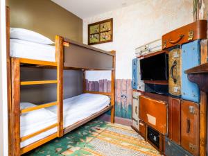 切辛顿切辛顿酒店的双层床间 - 带两张双层床和电视