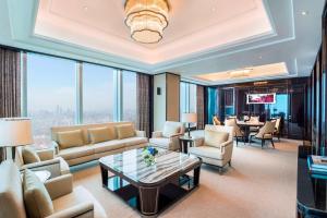长沙长沙瑞吉酒店的客厅配有沙发和桌子