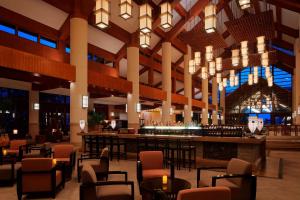 三亚三亚亚龙湾喜来登度假酒店(免税店9.5折和巴士+旅拍)的大堂,设有酒吧和椅子