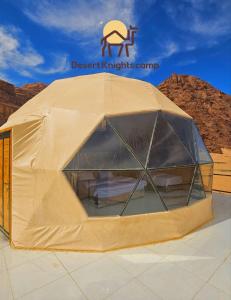 瓦迪拉姆Desert Knights camp的沙漠骑士营地内建起帐篷