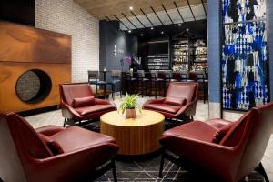 纽约Fairfield Inn & Suites by Marriott New York Manhattan/Times Square South的大堂设有桌椅和酒吧