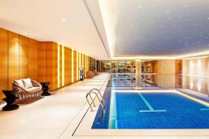 郑州郑州美盛喜来登酒店的酒店大堂设有游泳池和酒店