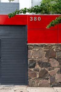 瓜达拉哈拉Casa Corazon的车库设有红色和黑色的车库门