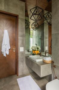帕拉La Covelo Estate的一间带水槽和大镜子的浴室