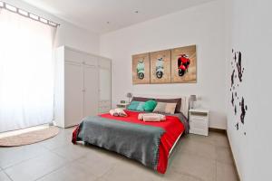 罗马Domvs Romae Apartment的一间卧室配有一张带红色毯子的床