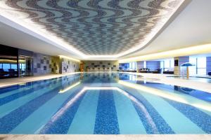 黄岛青岛西海岸隆和福朋喜来登酒店的一座带天花板的大型游泳池