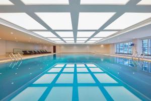 水城六盘水福朋喜来登酒店的大型游泳池设有大型天花板