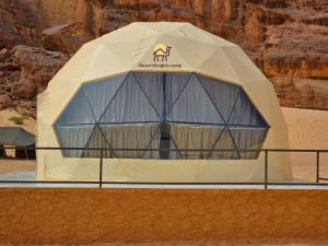 瓦迪拉姆Desert Knights camp的沙漠中带骆驼的帐篷