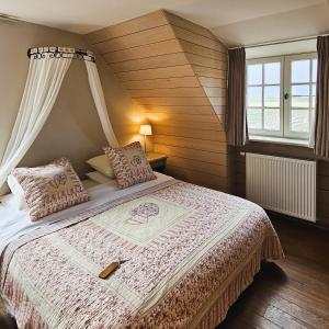 RuiseledeBoutique B&B Droomkerke的一间卧室配有一张带天蓬的大床