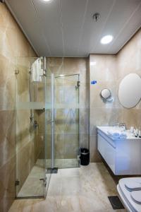 耶路撒冷金壁酒店的带淋浴和盥洗盆的浴室