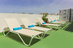 圣玛丽亚港洛斯坎塔洛斯酒店的屋顶上一排躺椅