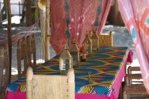 达赫拉Dar Tawarta Guest House Dakhla的一张桌子,上面有蓝色和黄色的桌布