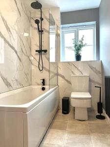 奥尔德伯里Damson Drive- Boutique Home的浴室配有白色浴缸和卫生间。