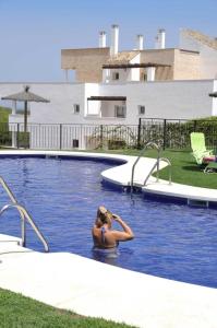 圣罗克2127-Superb 2 bedrooms , lovely terraces and pool的女人站在游泳池里