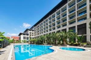 儋州儋州福朋喜来登酒店的大楼前设有游泳池的酒店