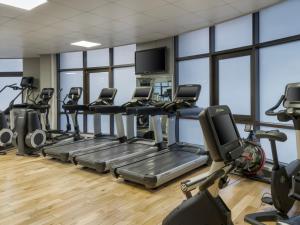 利物浦Delta Hotels by Marriott Liverpool City Centre的健身房设有跑步机和椭圆机