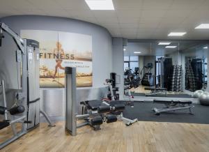 利物浦Delta Hotels by Marriott Liverpool City Centre的一间健身房,配有数台跑步机和举重器材
