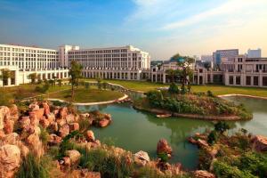 江阴江阴黄嘉喜来登酒店的享有城市景观,设有建筑和池塘