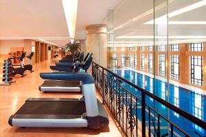 江阴江阴黄嘉喜来登酒店的健身房设有一排跑步机和游泳池