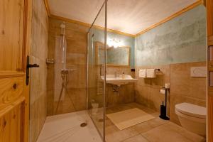 施图拜河谷新施蒂夫特弗莱克霍夫旅馆的带淋浴、卫生间和盥洗盆的浴室