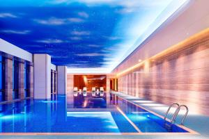 哈尔滨哈尔滨香坊永泰喜来登酒店的酒店客房的中间设有游泳池