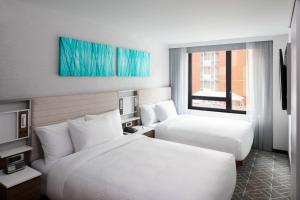 纽约SpringHill Suites by Marriott New York Manhattan/Times Square South的酒店客房设有两张床和窗户。