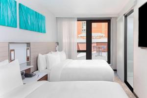 纽约SpringHill Suites by Marriott New York Manhattan/Times Square South的酒店客房设有两张床和一个阳台。